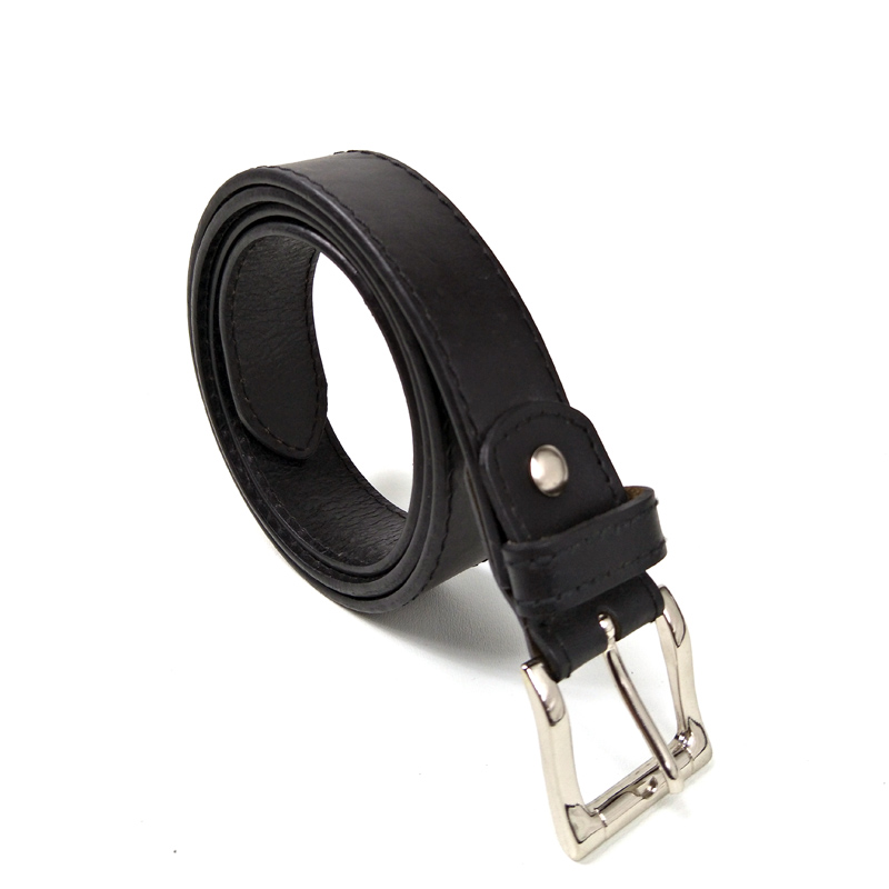 經典黑色皮帶，金屬針扣搭配車縫邊線